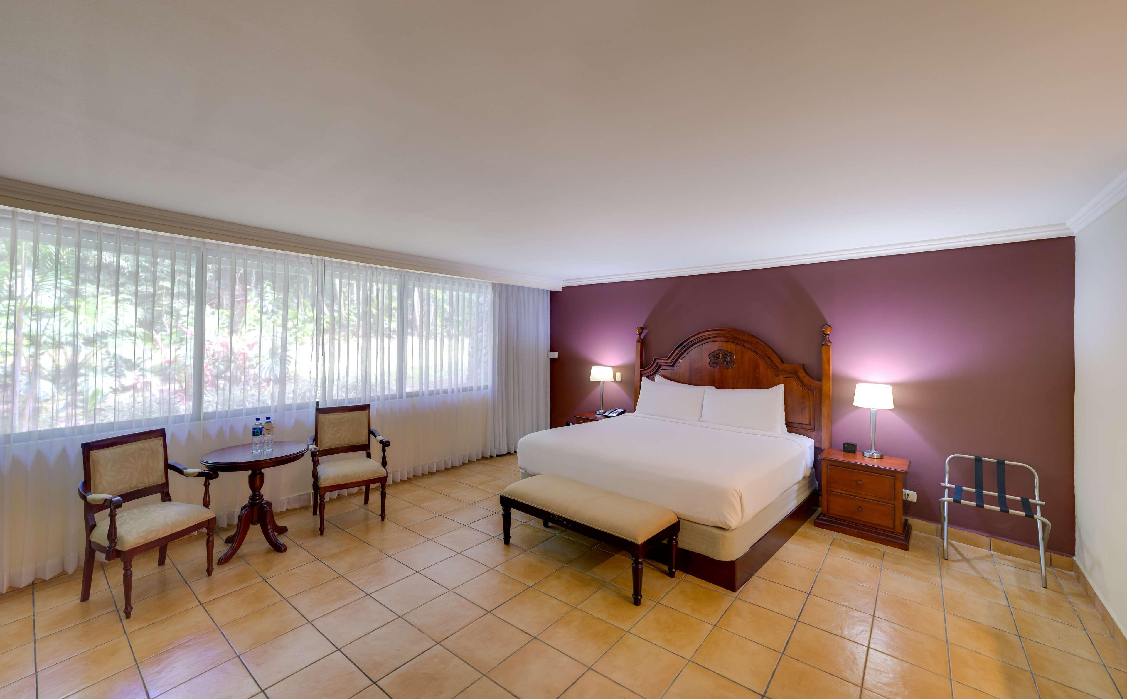 JUNIOR SUITE, KING BED, JETTED TUB, LOUNGE ACCESS