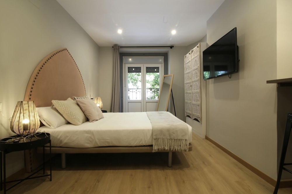 ABRACADABRA SUITES 6/54