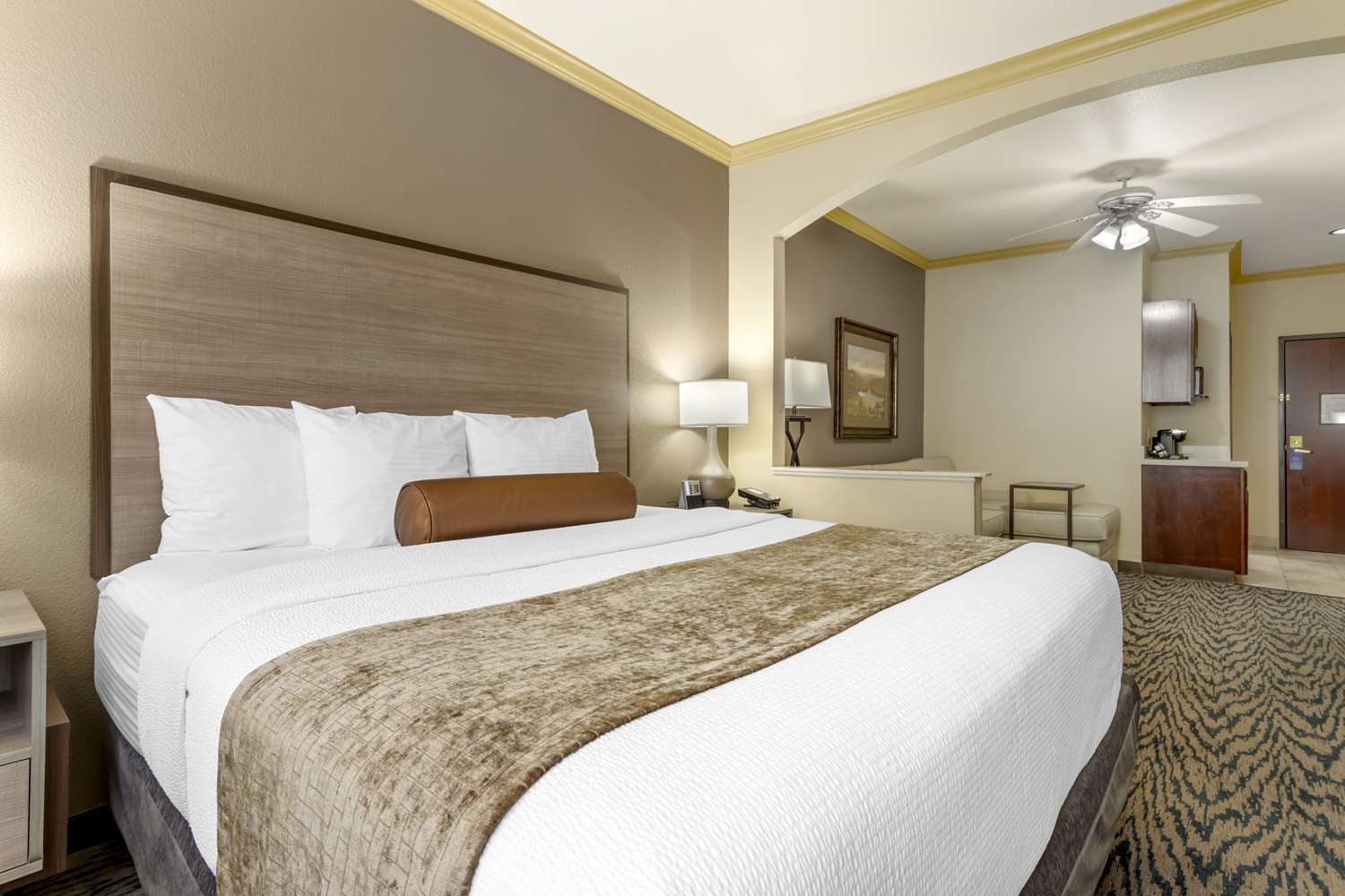 Suite, King Bed, Sofa, Accessible
