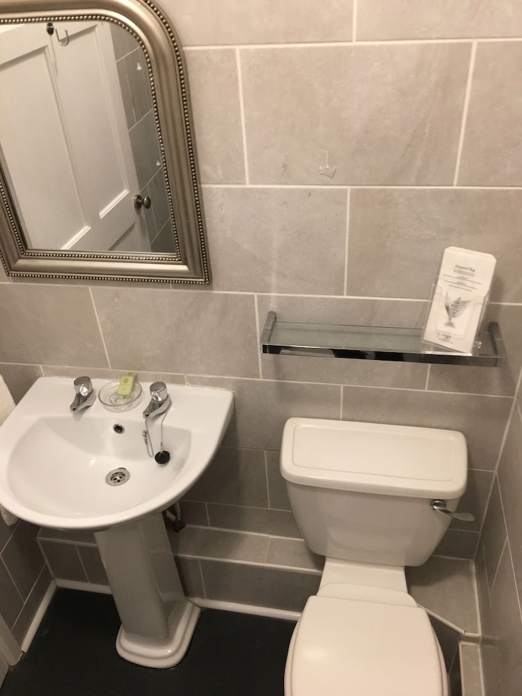 Glenheath Hotel 46/49