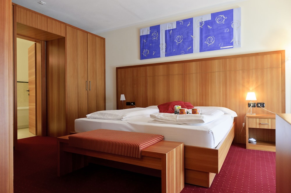 Hotel Touring 51/77