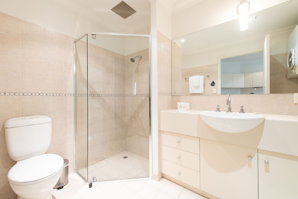 MAWSON LAKES HOTEL 10/64