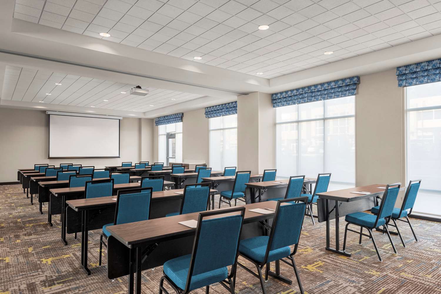 Hampton Inn & Suites by Hilton Kelowna Airport 15/21