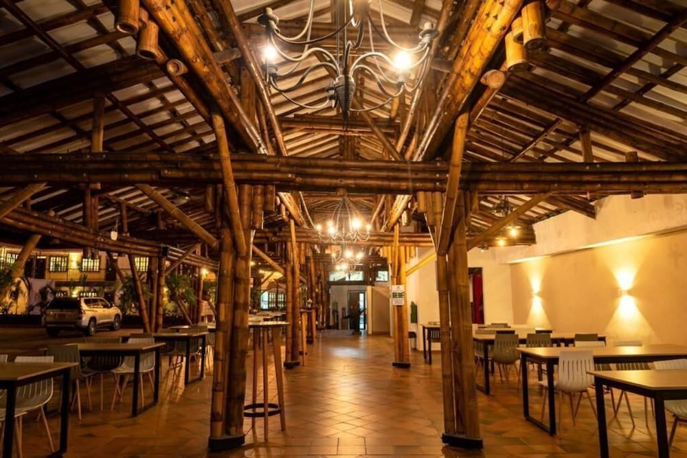Hotel Vanguardia Natural 18/24