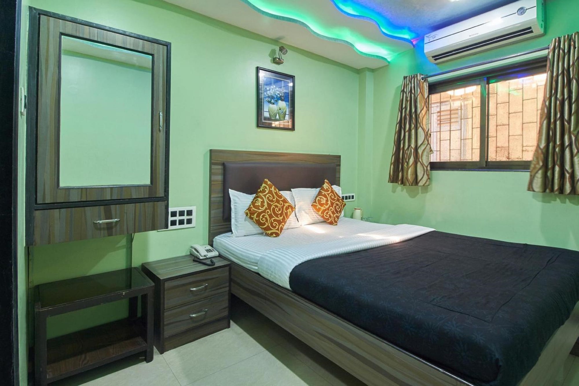 DELUXE, KING BED