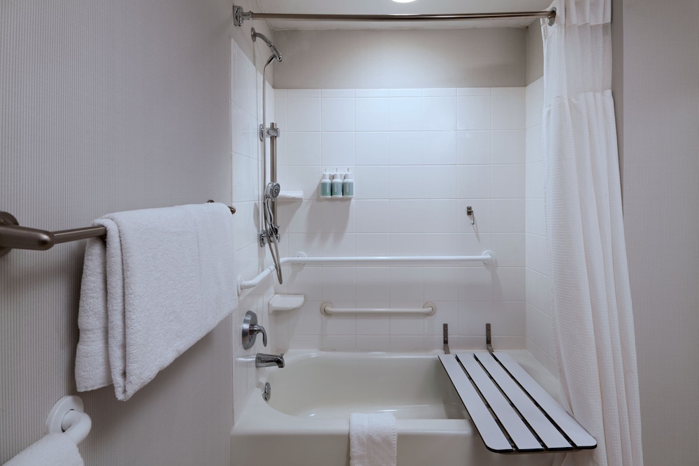 غرفة بسرير كينج مع أريكة لذوي الإعاقة، Courtyard Marriott Aksarben Village 3/3