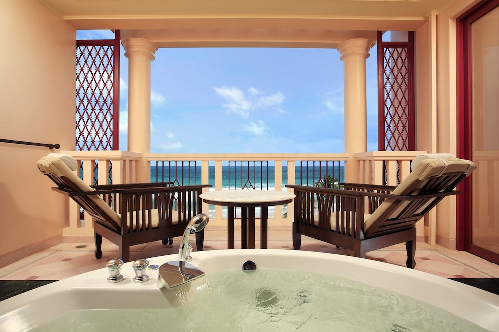 Centara Grand Beach Resort Phuket 69/85