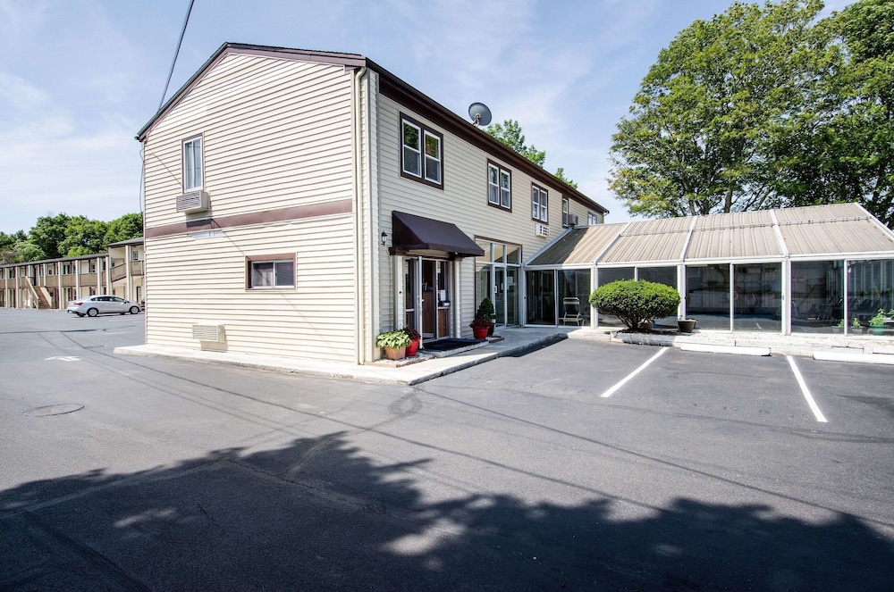 Econo Lodge West Yarmouth on Cape Cod 5/38