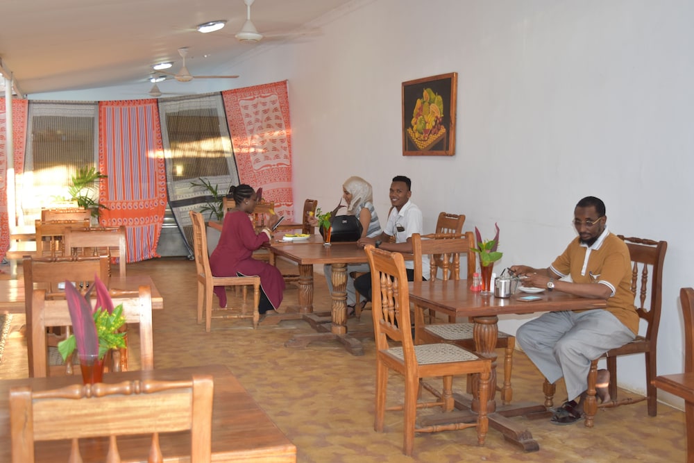 Chukwani Executive Inn 4/10