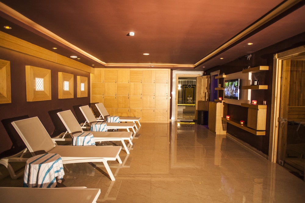 LIV SUIT HOTEL 40/58