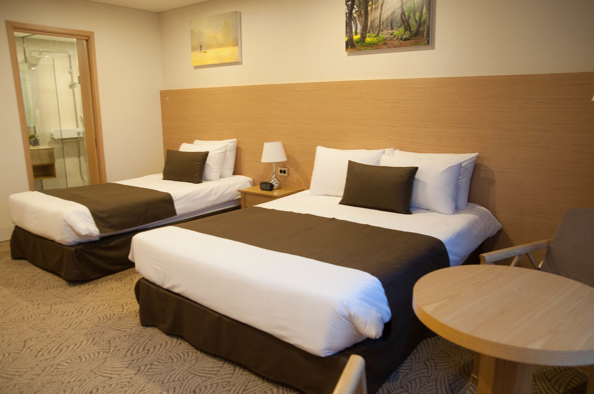 غرفة بريميير عائلية بسريرين كوين، Benikea Jungmun Hotel 2/10
