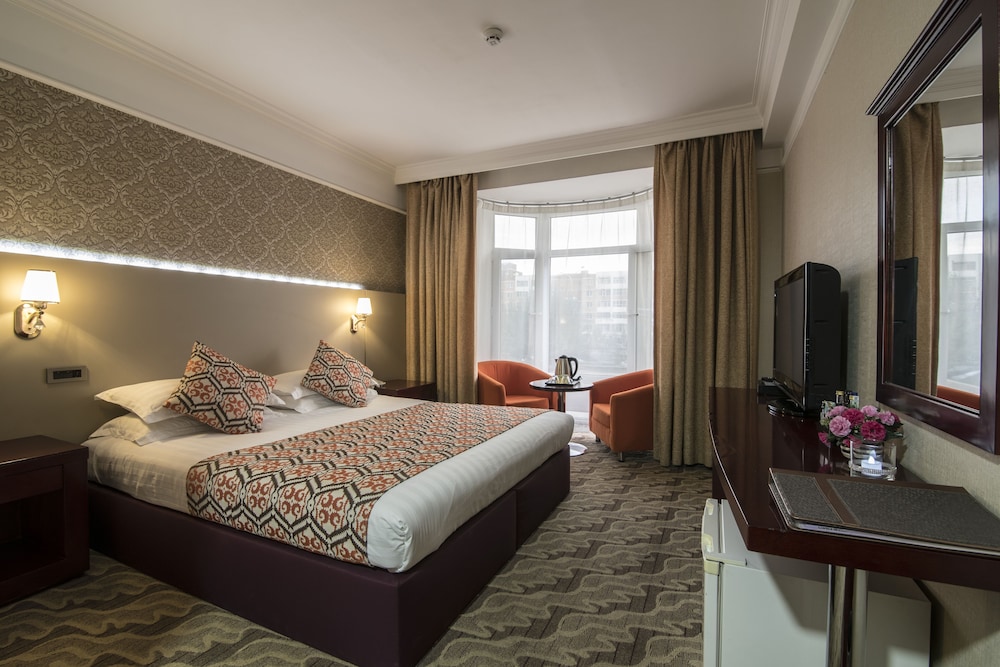 New West Hotel 10/50