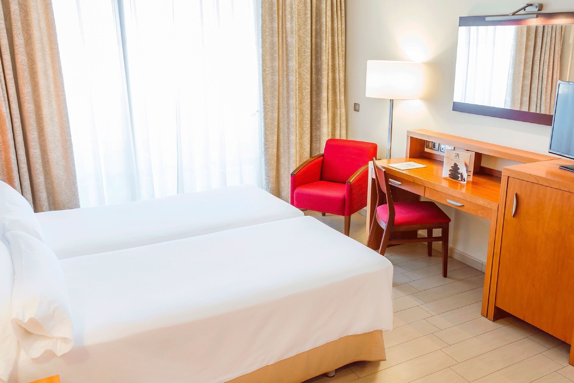 غرفة بسرير كوين مع أريكة