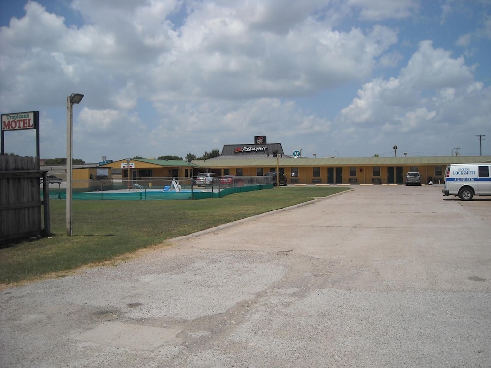Tropicana Motel 22/28