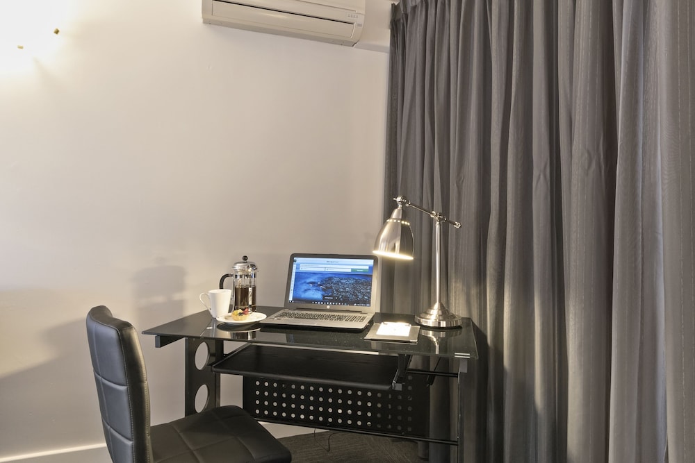 The Peninsula Riverside Serviced Apartments 61/73