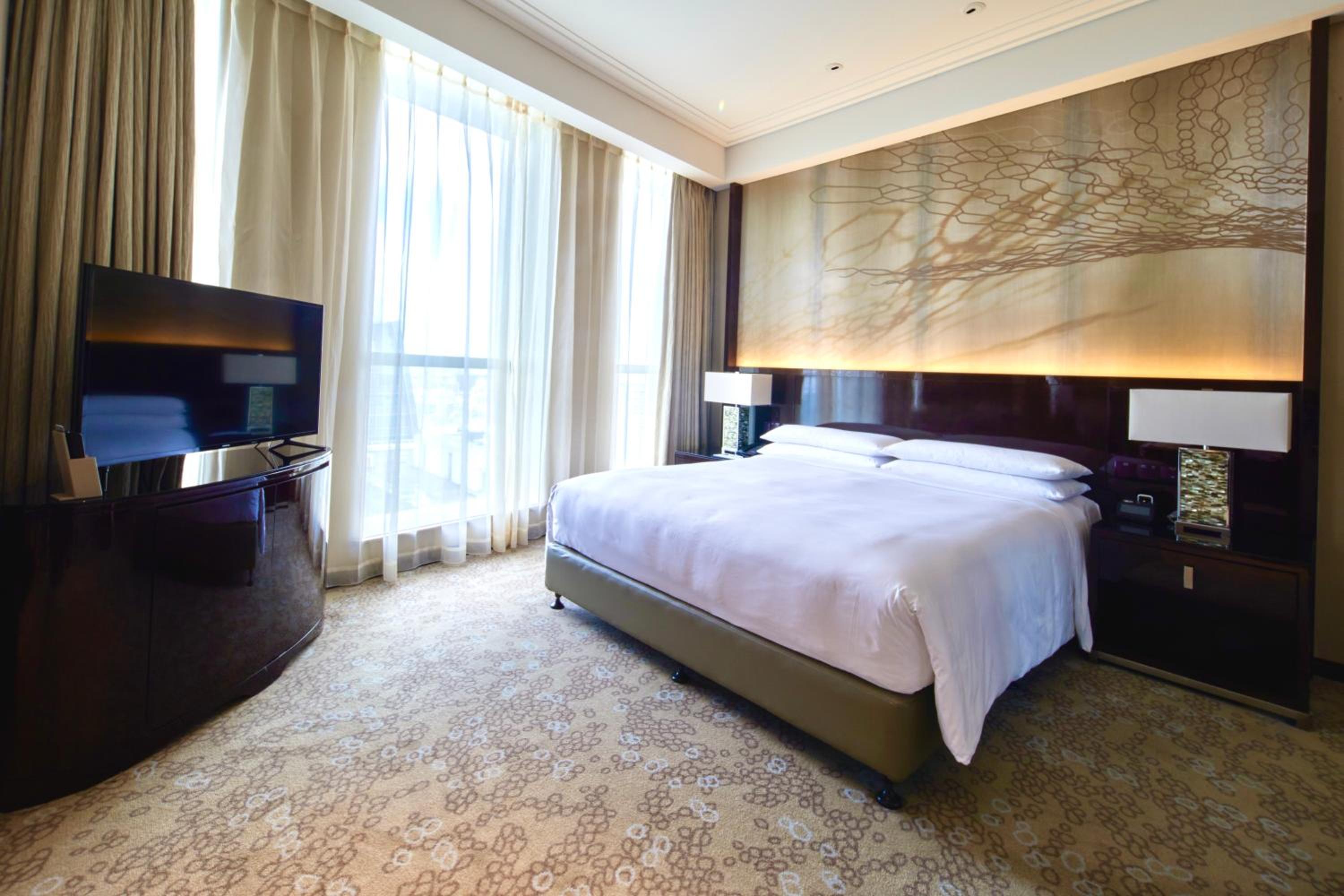1 Bedroom, Suite, King Bed, Club Lounge Access