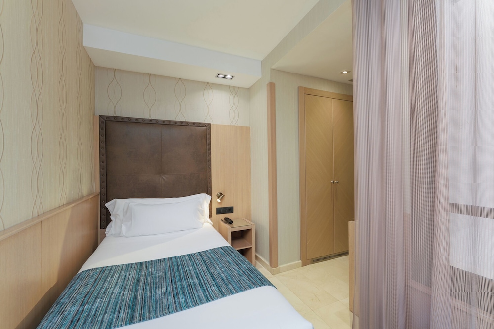 ROOM, SINGLE