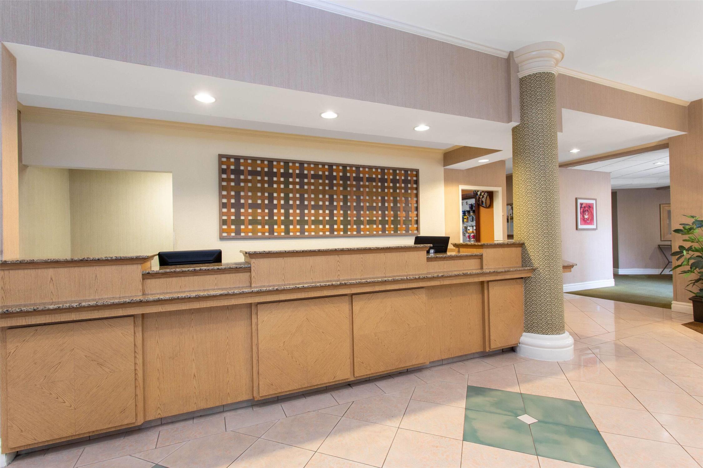 La Quinta Inn & Suites by Wyndham Jacksonville Butler Blvd 6/55