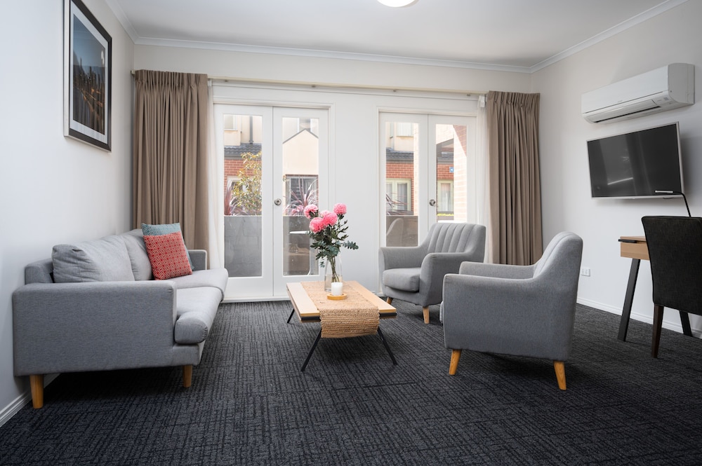 MainStay Suites Kew 33/60