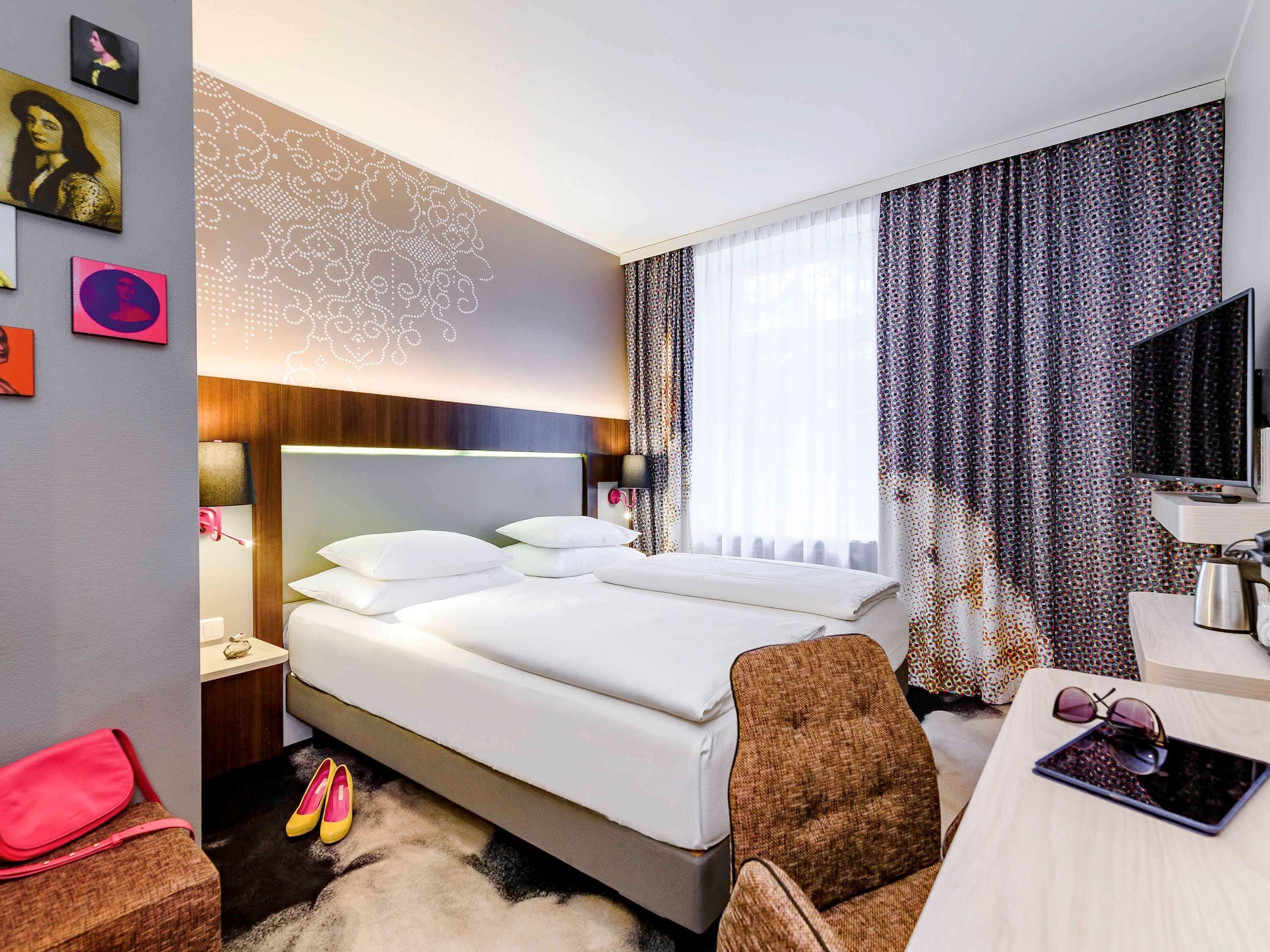 ROOM, DOUBLE BED