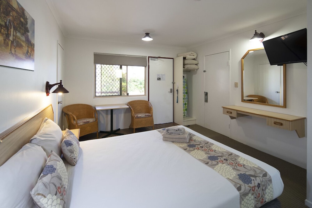 ROOM, KITCHENETTE