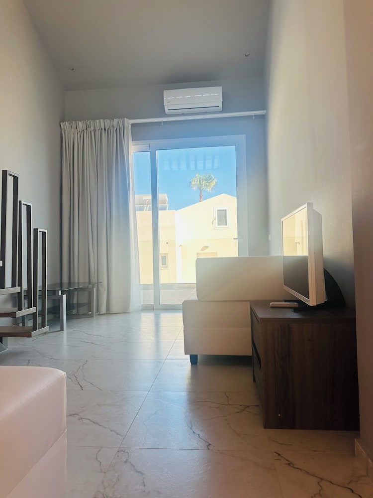 Saradari Beach Hotel 30/50