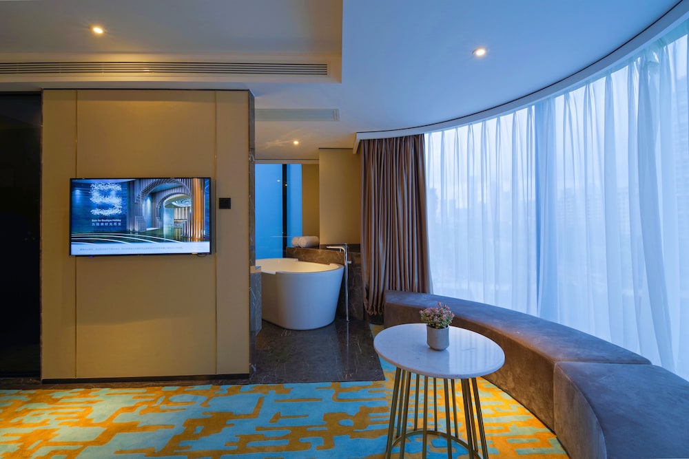 Superise Hotel 33/40