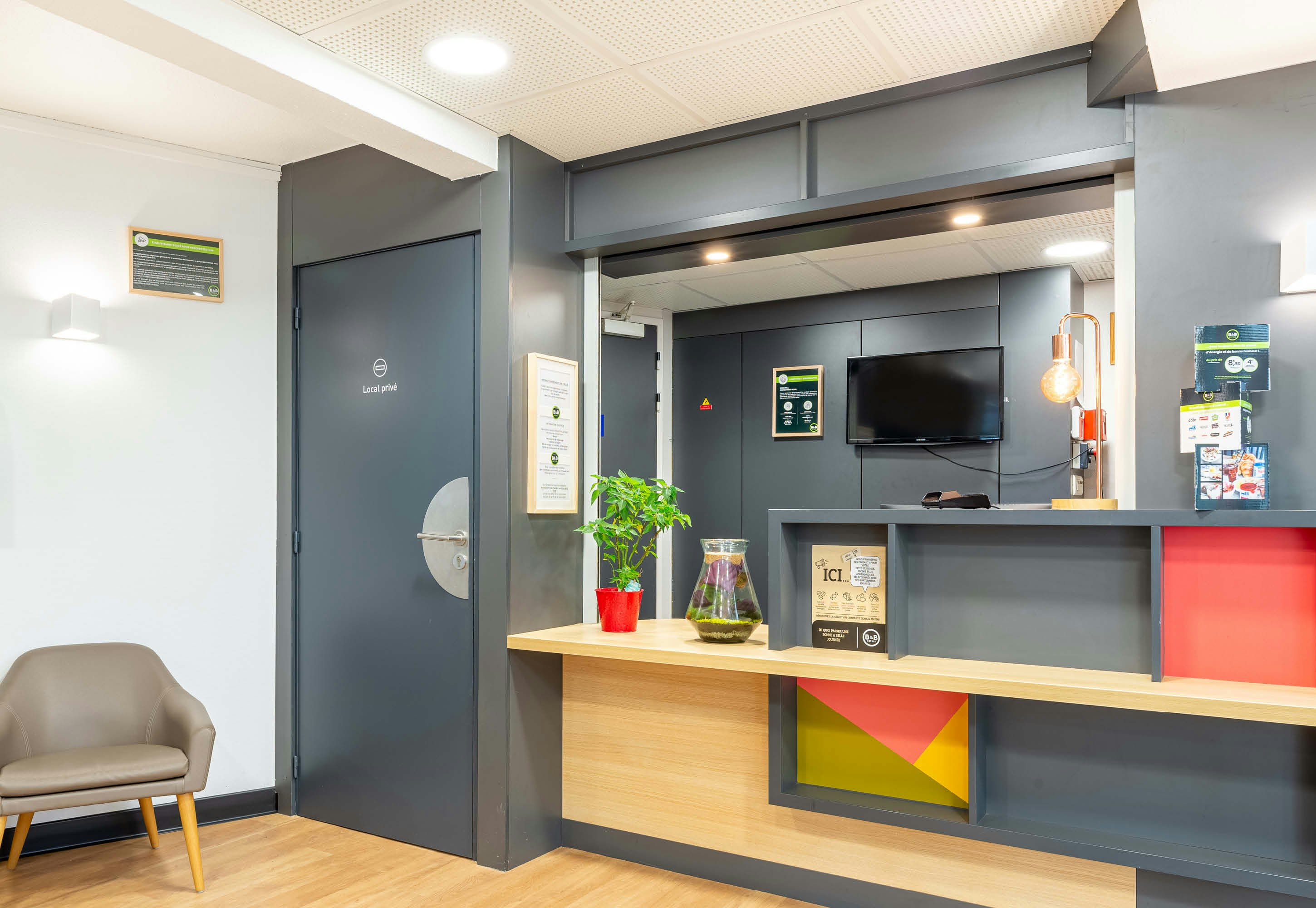 Lobby at B&B Hotel Nantes Aeroport, BOUGUENAIS