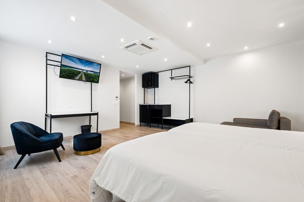 Executive, Queen Bed
