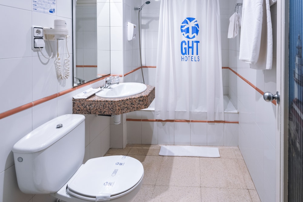 شقة بسريرين منفصلين بإطلالة على المسبح بشرفة مع أريكة، GHT Balmes Hotel, Aparthotel & Splash 4/6