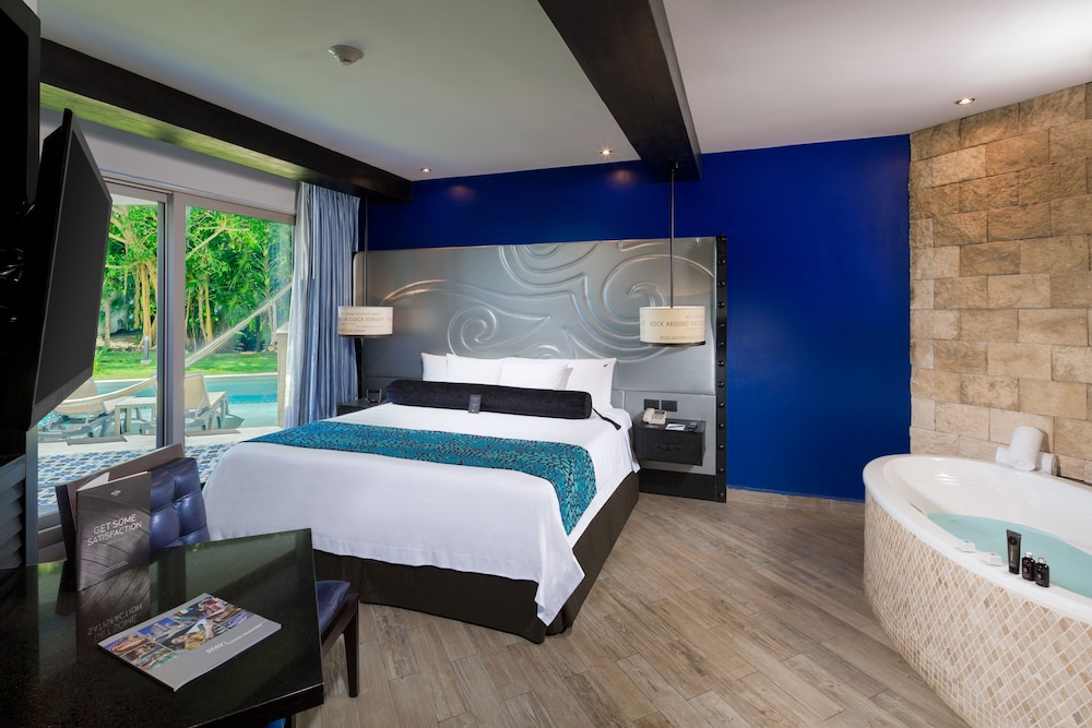 SWIM UP, DELUXE, KING BED