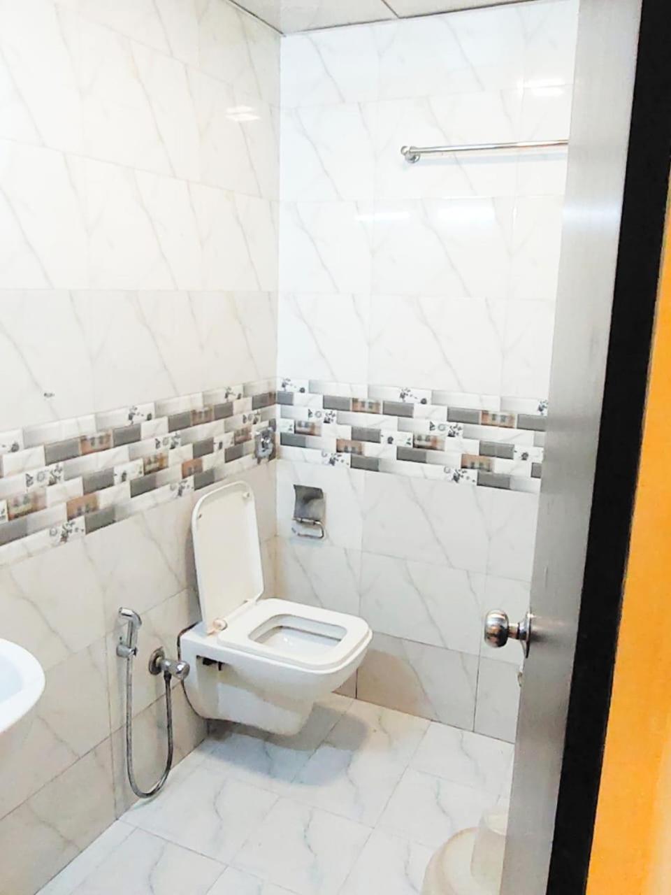 Oyo 10954 Hotel Golden Galaxy 45/50