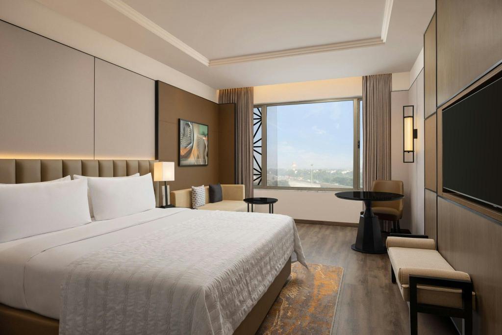 Guest Room, Executive, King Bed, Atrium View, Club Lounge Access