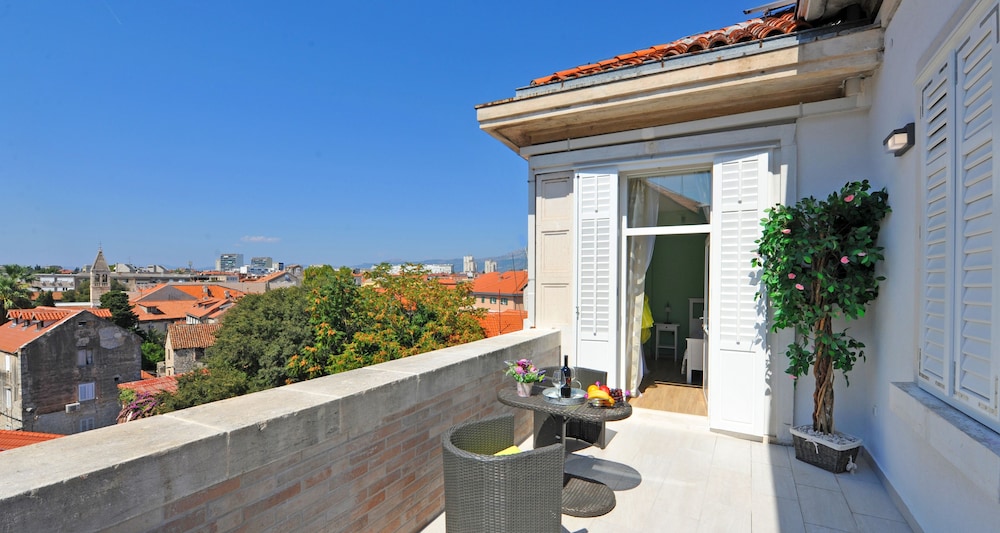 Nirvana Luxury Rooms 68/82
