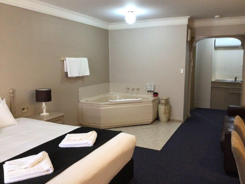 Spa, Suite, King Bed