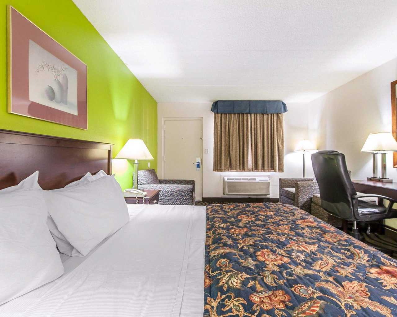 Days Inn by Wyndham Calhoun GA I-75 and US-41 13/28