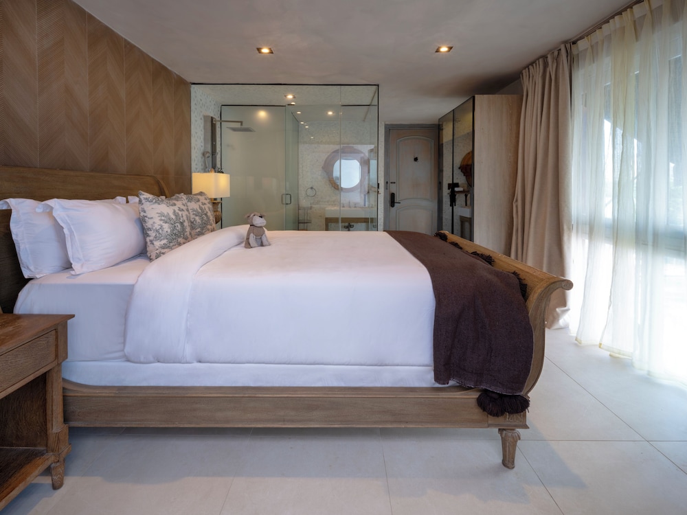 Oasis, Mediterranean, Queen Bed