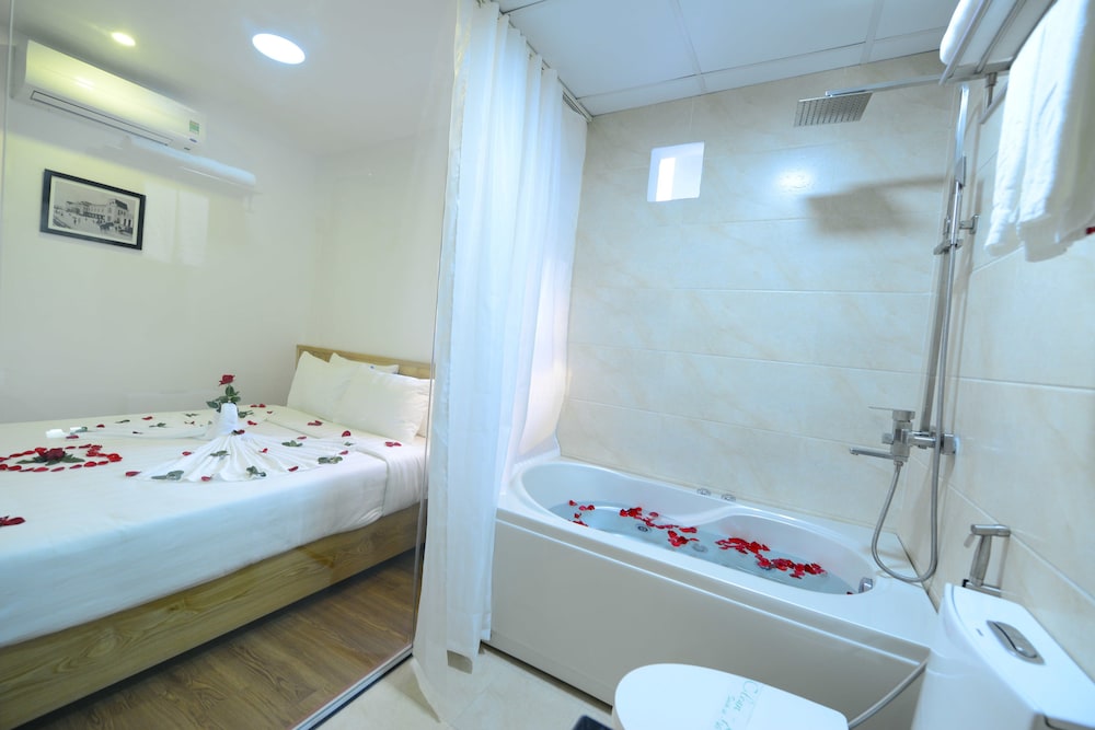 Blue Hanoi Inn Luxury Hotel 38/44