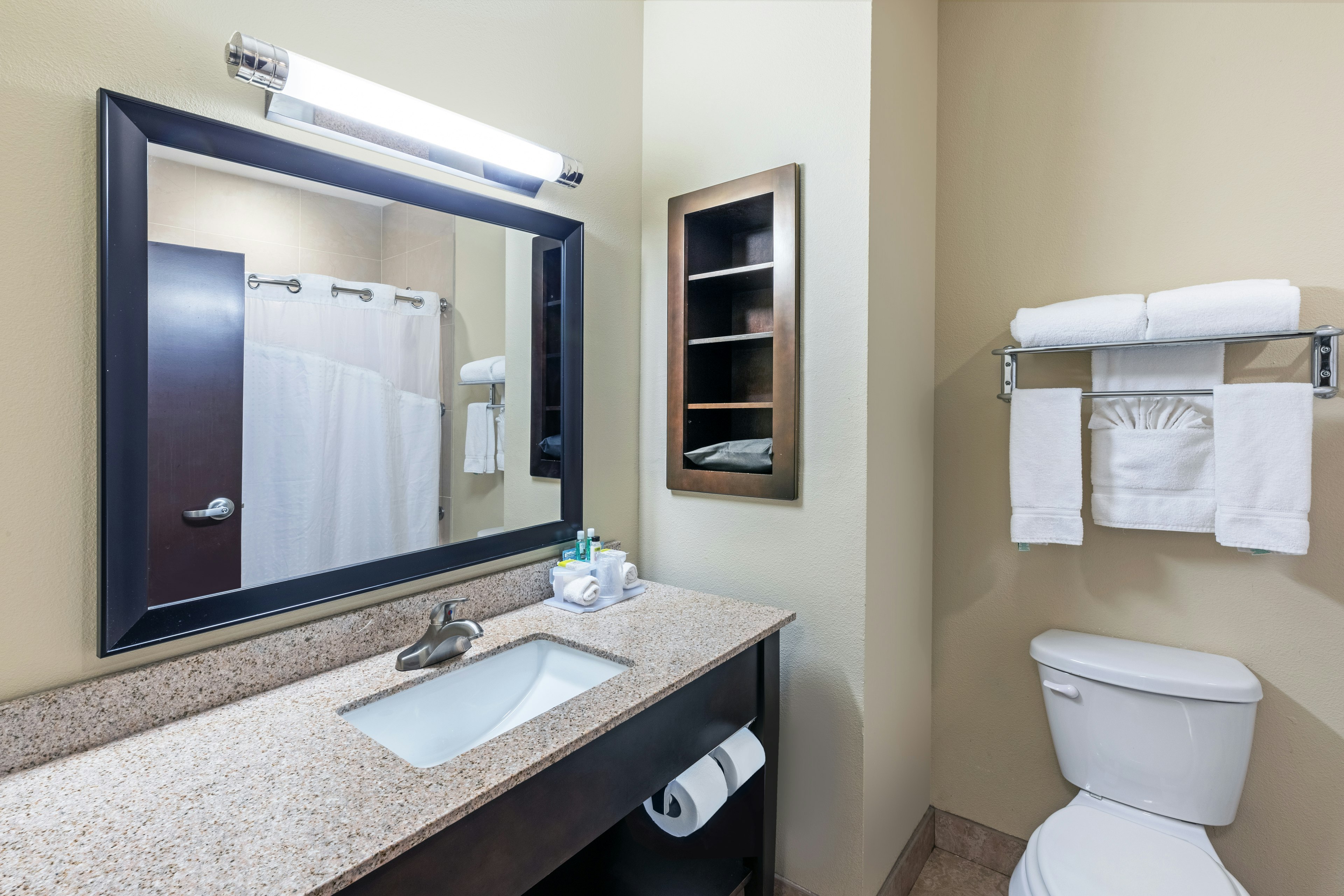Holiday Inn Express Suites Floresville 56/58