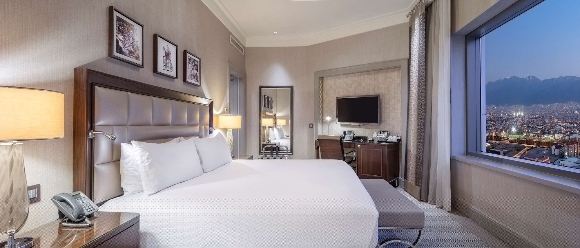 ROOM, KING BED, CORNER