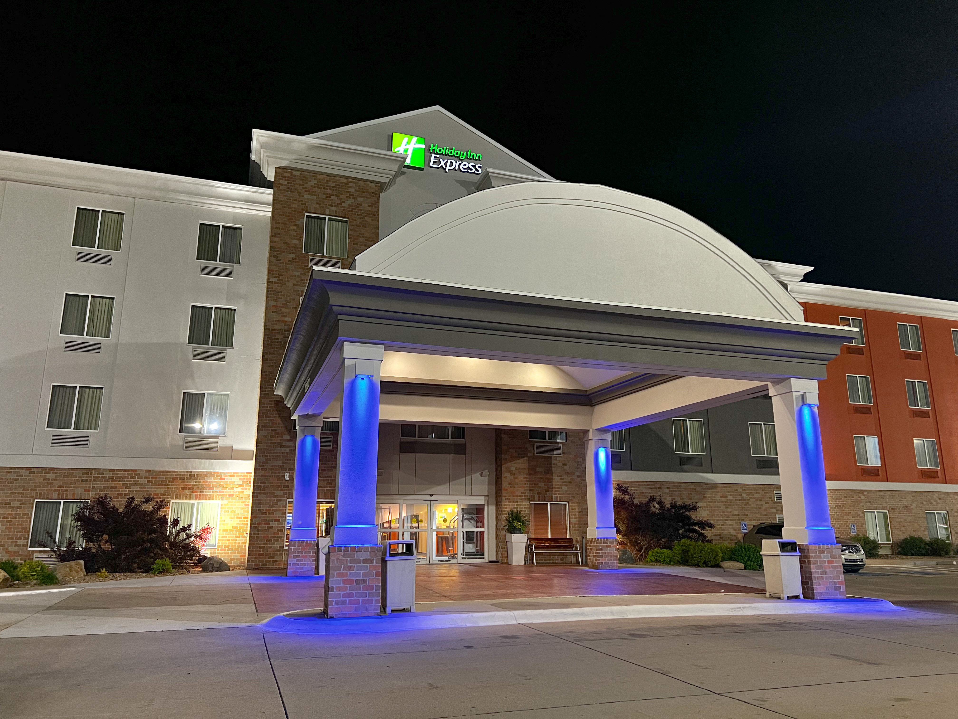 Holiday Inn Express Kearney 2/72