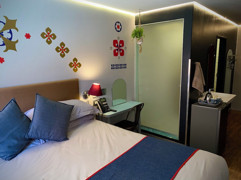 Bannister Hotel 10/50