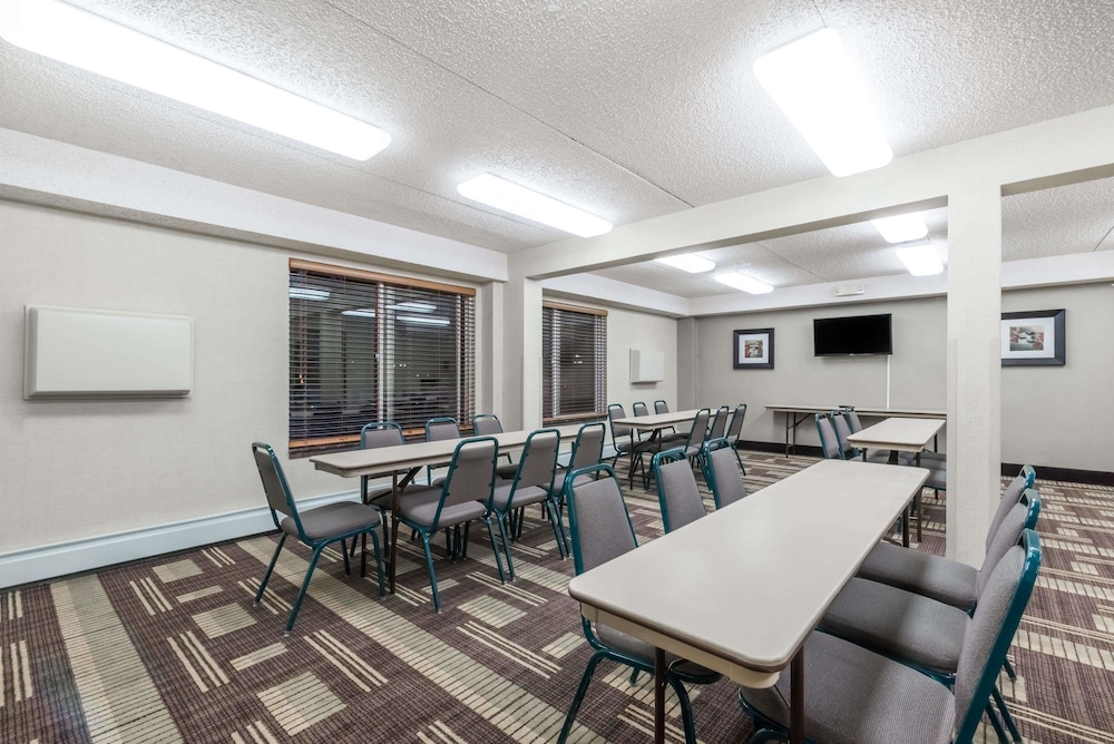 Days Inn by Wyndham Bismarck 28/32
