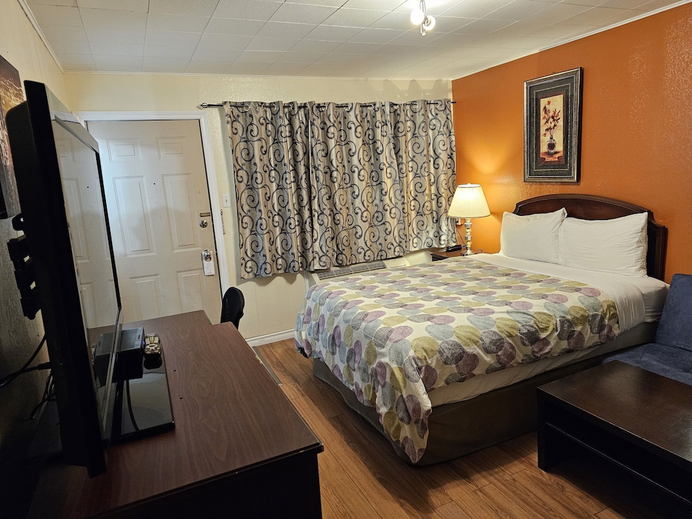 Parkway Motel & European Lodges 4/64