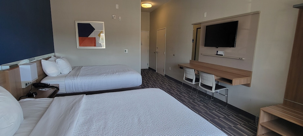 Microtel Inn and Suites By Wyndham Fountain North 16/44