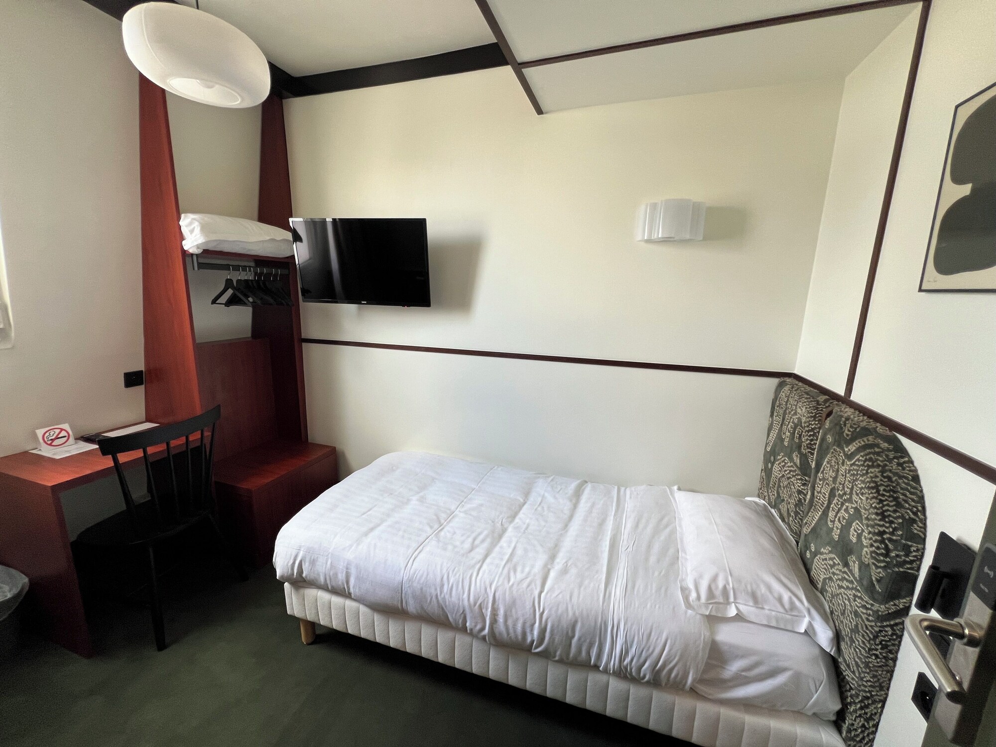 ROOM, SINGLE