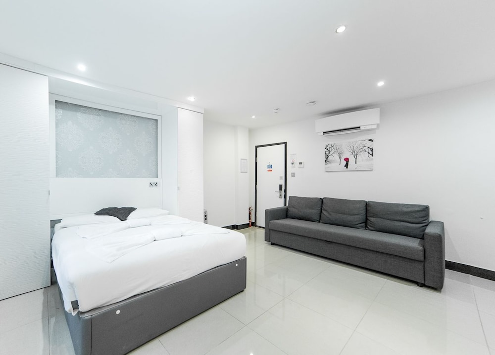 Imperial Court Suites 36/59