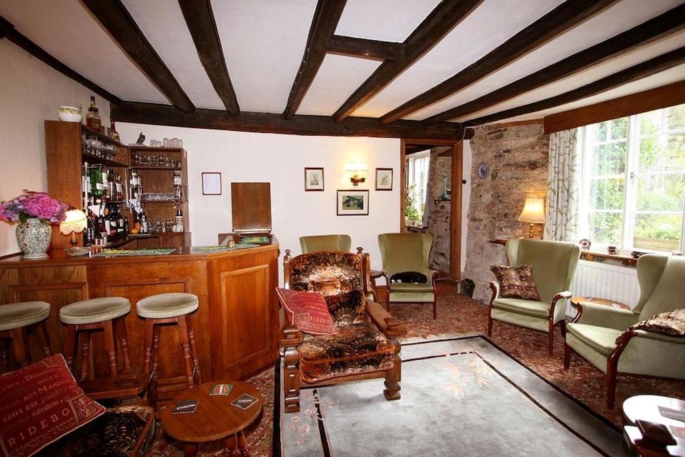 Collaven Manor Hotel 58/78