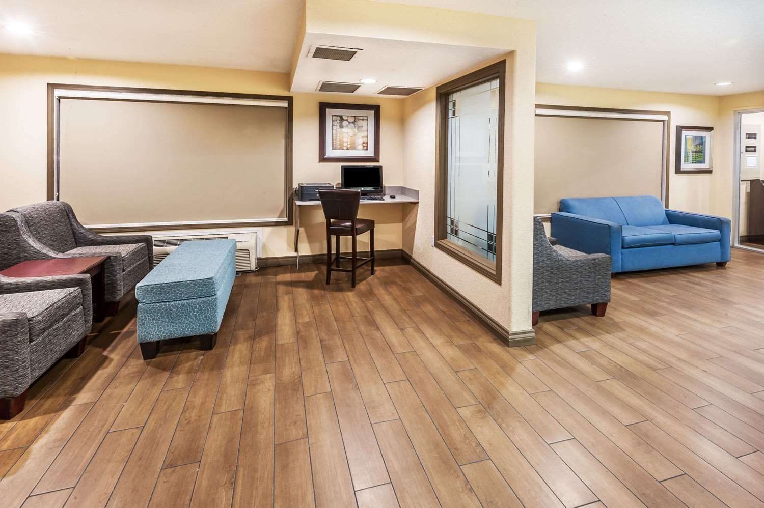 Super 8 by Wyndham Calgary Airport 16/24