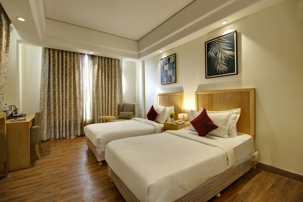 SUPERIOR, TWIN BEDS, CITY VIEW